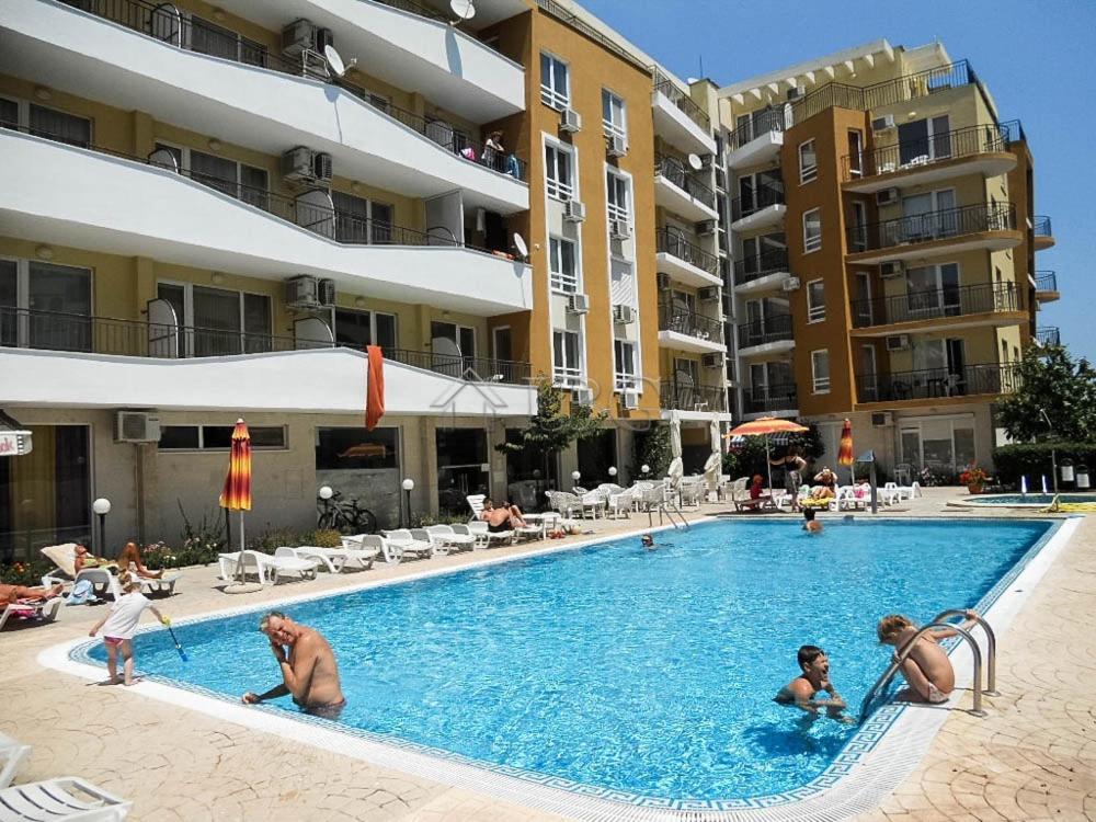 Blue Marine - Daneli Apartment Pantai Sunny Luaran gambar