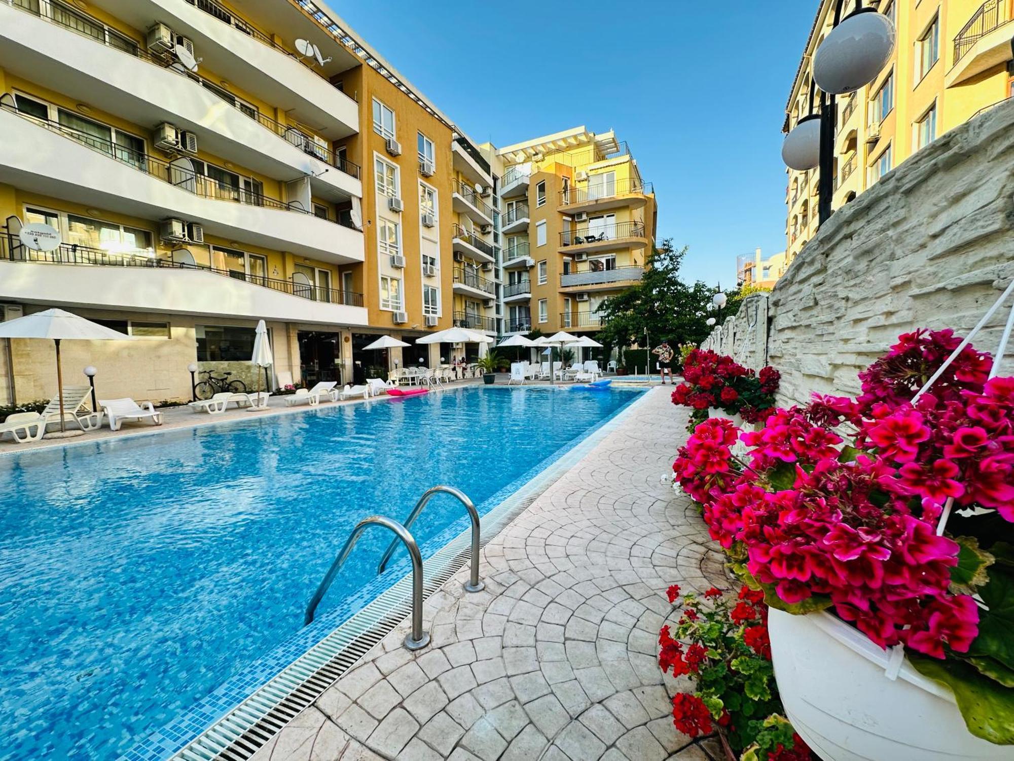 Blue Marine - Daneli Apartment Pantai Sunny Luaran gambar