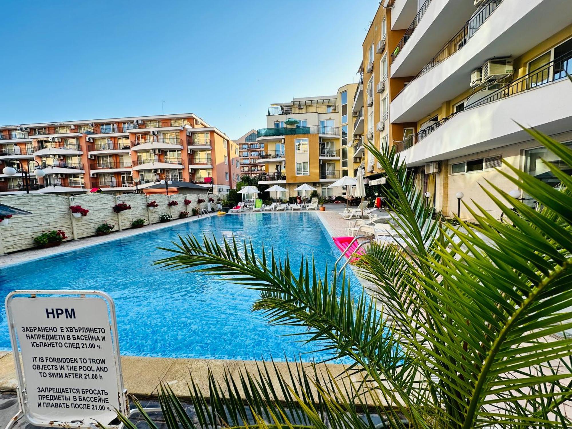 Blue Marine - Daneli Apartment Pantai Sunny Luaran gambar
