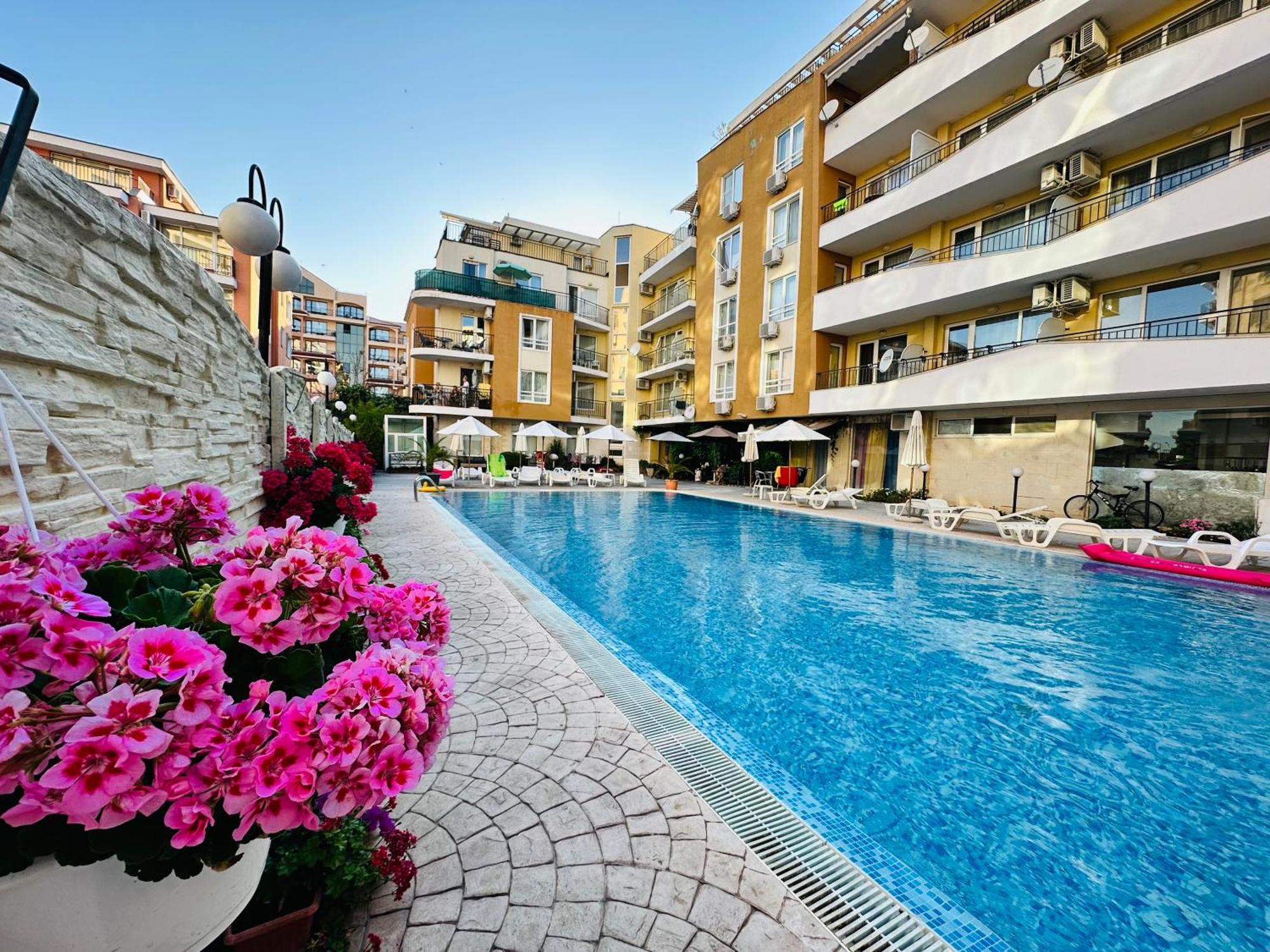 Blue Marine - Daneli Apartment Pantai Sunny Luaran gambar